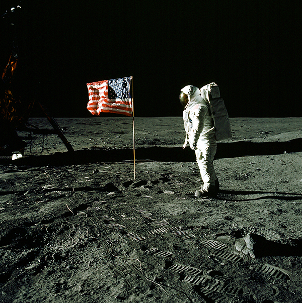  Apollo 11       .       NASA (  )  ,         (    ).  : ,    ,      