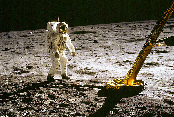   Apollo 11    ,    ,    .    NASA.
