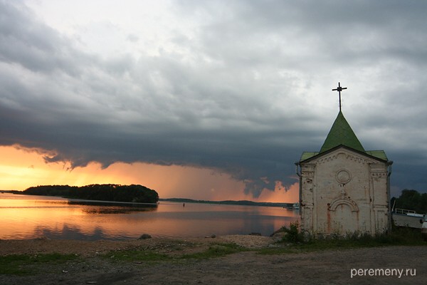 Часовня на берегу Волго-балтийского канала около Горицкого монастыря. Фото Олега Давыдова
