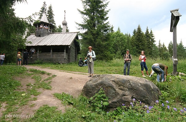 Гора Маура. Камень, на котором стоял Кирилл, часовенка, туристы. Фото Олега Давыдова