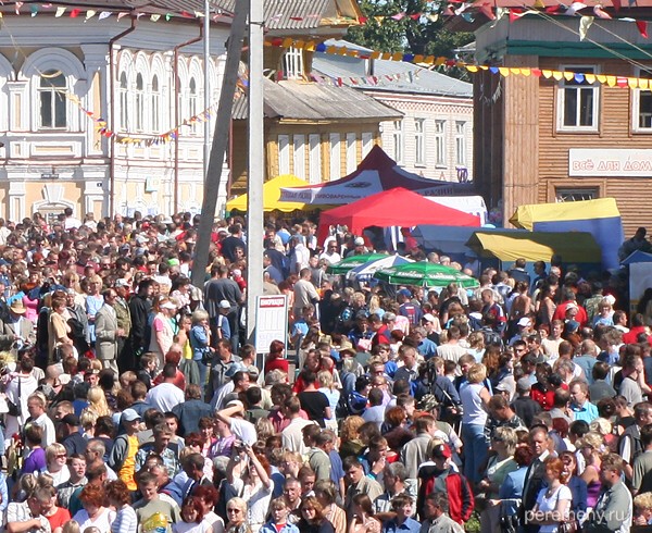 Народ в Устье в день праздника лодки. Фото Олега Давыдова