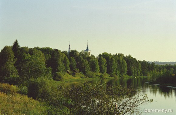 Озеро Устолье это старица реки Лузы. На горке видна Введенская церковь, где похоронен Леонид. Фото Олега Давыдова