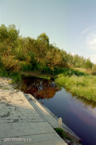 Место, где Недума-река вытекает из озера Устолье. Этот канал выкопан Леонидом. Фото Олега Давыдова