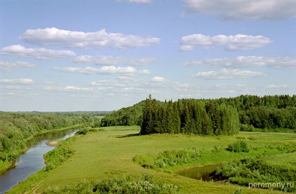 Вид от Моржегорской пустыни на окрестности. Видна река Моржевка перед впадением в Северную Двину. Фото Олега Давыдова