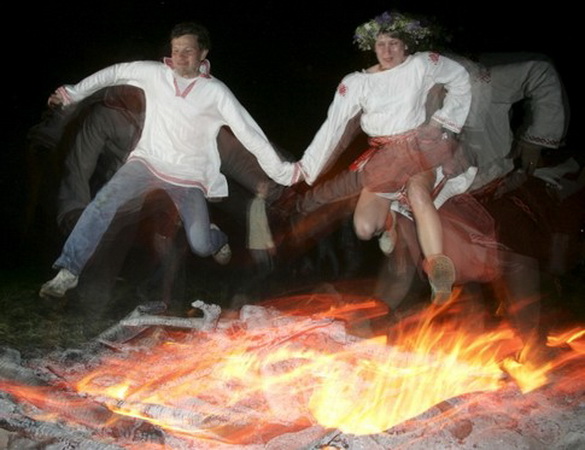Современные родноверы (а может, и просто люди) прискакуют через огонь, празднуя Ивана Купалу