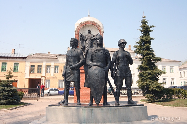 Елец, памятник защитникам города. Их благословляет Елецкая Богородица. Фото Олега Давыдова