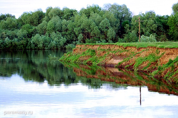 Место впадения Нерли в Клязьму. Крест стоит на том месте, где князю Андрею было видение. Фото Олега Давыдова