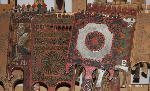 Многообразие прялок в Тотьминском краеведческом музее. Фото Олега Давыдова
