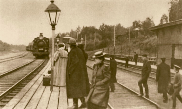 Толстой на железнодорожной станции. 1908 или 1909 год.
