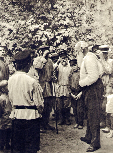 Лев Толстой среди крестьян. 1909 год