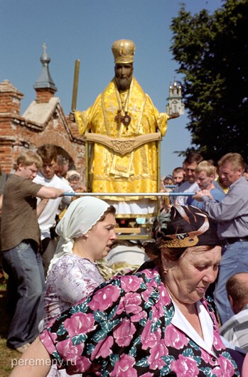 Ижеславль. Никола парит над толпой на руках богоносцев, народ начинает входить в экстаз. Фото Олега Давыдова