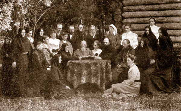 Отец Иоанн Кронштадтский читает Евангелие в саду обители Леушино