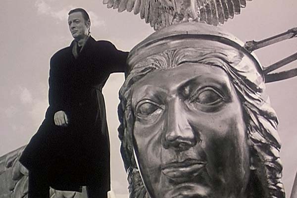 Кадр из фильма Вима Вендерса "Небеса над Берлином". В русском прокате фильм называют "Небо над Берлином", но "небеса" гораздо больше подобают истории про ангелов. Ангел стоит на плече статуи ангела