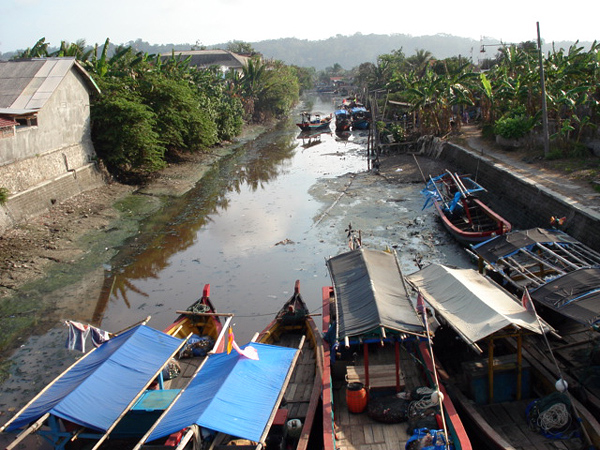Загрязненная река в Индонезии
