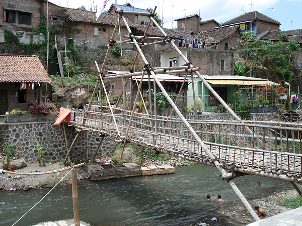 Джокьякарта, мост через реку с чистой водой