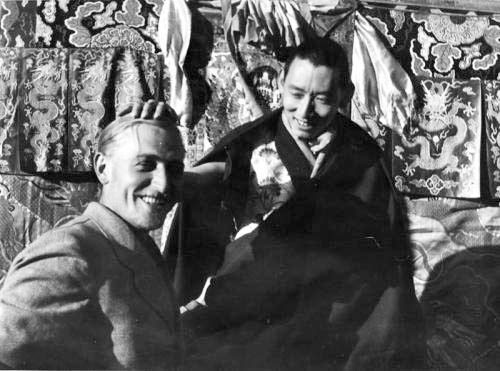 Правитель Тибета Ретинг Ринпоче и сотрудник Главного управления СС по вопросам расы и поселений Бруно Бегер, во время Экспедиции СС в Тибет, 1938 год. Ринпоче передал Экспедиции СС письмо для «господина короля Гитлера»