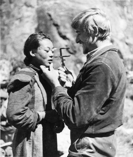 Бруно Бегер делает замеры черепа тибетки, чтобы исследовать тибетцев на предмет их принадлежности к арийской расе