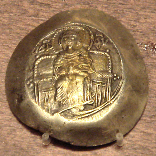 Золотая монета времен императора Исаака I Ангела