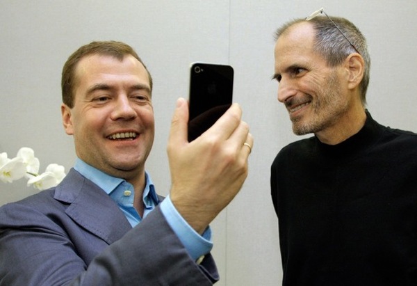 Президент Медведев с айфоном. Руководитель корпорации Apple Inc. Стив Джобс тронут реакцией президента