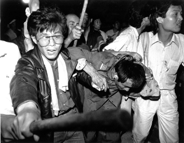 Танкист в в руках рзабушевавшихся студентов. 4 июня 1989